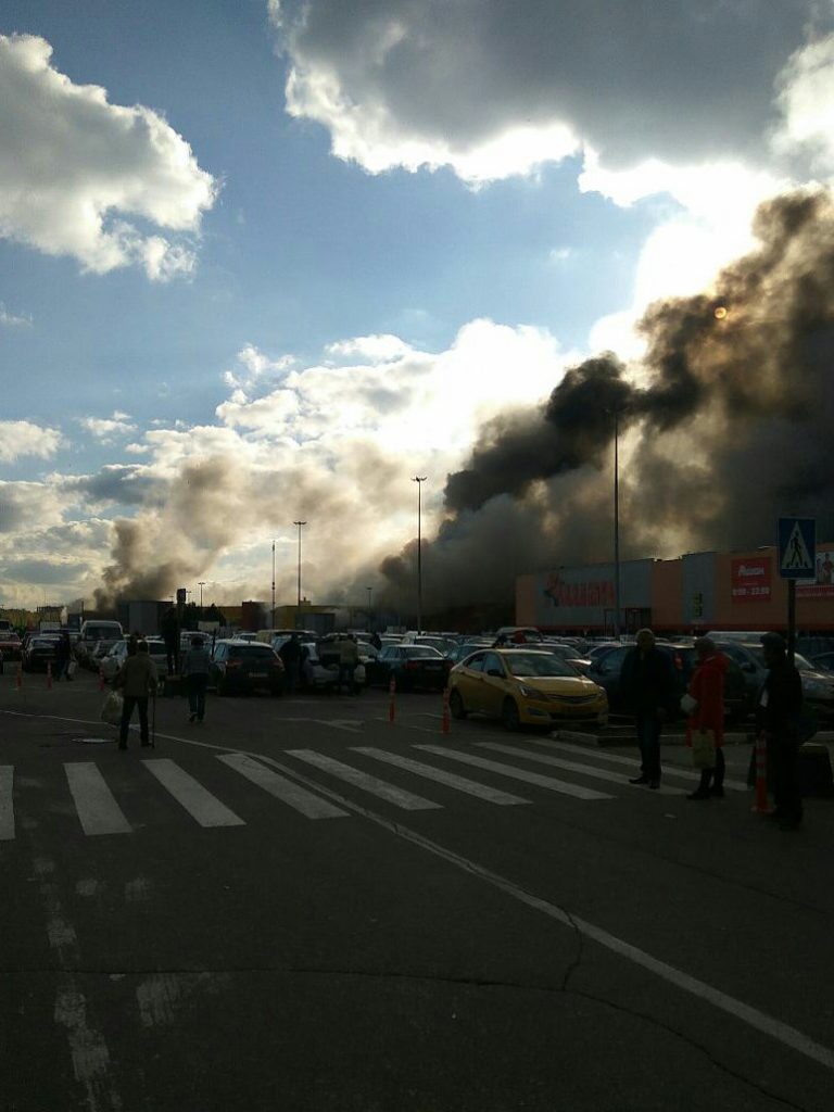 Большой пожар. В Москве горит торговый центр 7