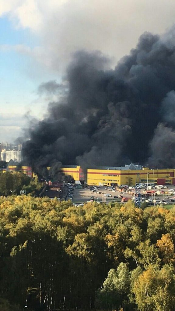 Большой пожар. В Москве горит торговый центр 1