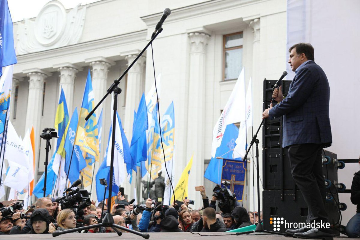 Саакашвили призвал президента Порошенко уйти в отставку 