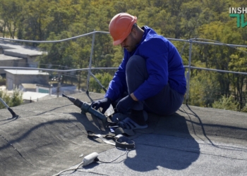 “Заманчивые перспективы”: в Николаеве научились ремонтировать крыши даже при 50-градусном морозе