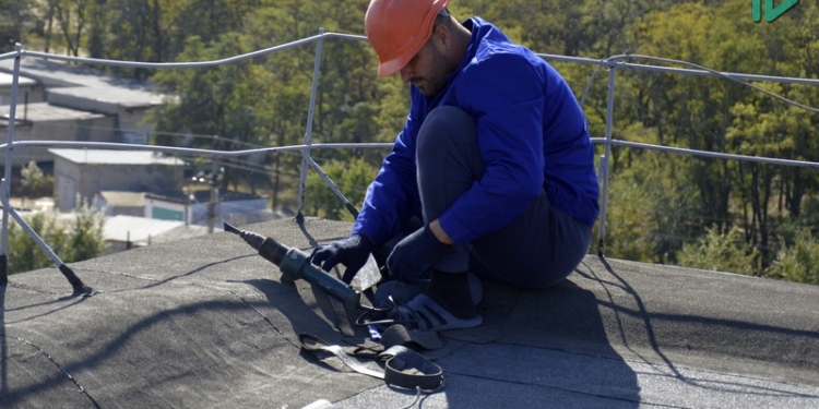 “Заманчивые перспективы”: в Николаеве научились ремонтировать крыши даже при 50-градусном морозе