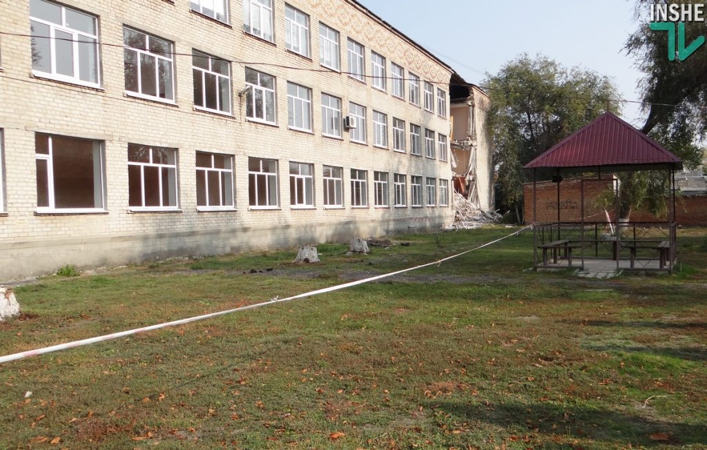 Закрыть, восстановить или построить новую. Что делать с частично разрушенной школой в Новом Буге? 15