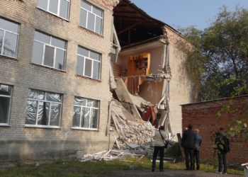 Закрыть, восстановить или построить новую. Что делать с частично разрушенной школой в Новом Буге?