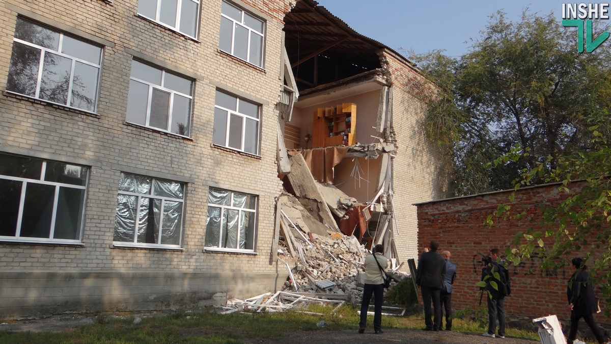 Закрыть, восстановить или построить новую. Что делать с частично разрушенной школой в Новом Буге?