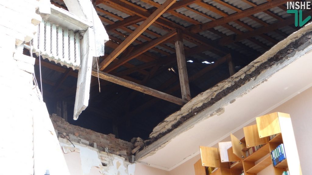 Закрыть, восстановить или построить новую. Что делать с частично разрушенной школой в Новом Буге? 11