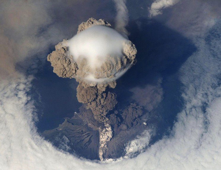 Улицы засыпаны пеплом - в Японии началось извержение вулкана 1