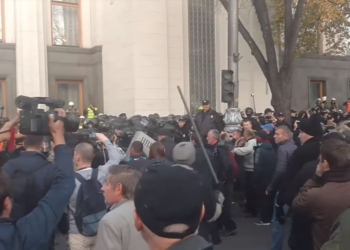 Стычки и слезоточивый газ в Киеве. Протестующие говорят о штурме, полиция – о попытке вернуть отобранные у них щиты