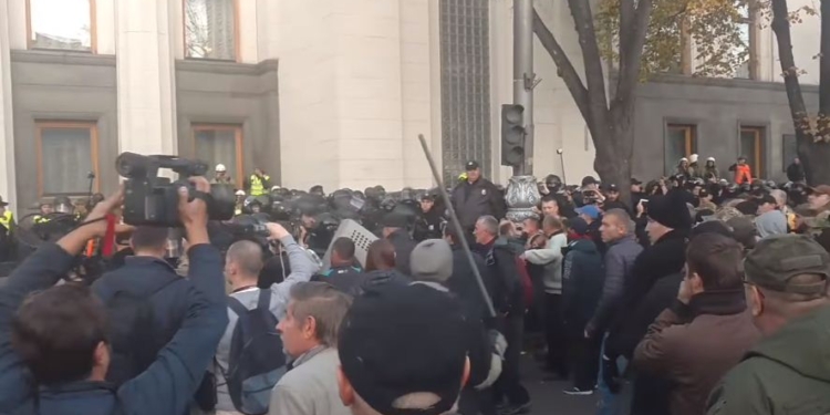 Стычки и слезоточивый газ в Киеве. Протестующие говорят о штурме, полиция – о попытке вернуть отобранные у них щиты