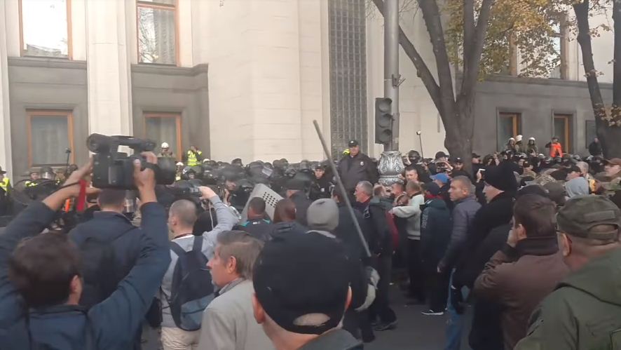 Стычки и слезоточивый газ в Киеве. Протестующие говорят о штурме, полиция - о попытке вернуть отобранные у них щиты 1