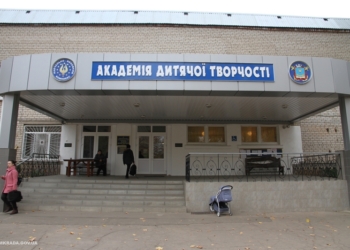 В Николаеве первую школу оборудовали лифтом для детей с особыми потребностями. На очереди – еще две
