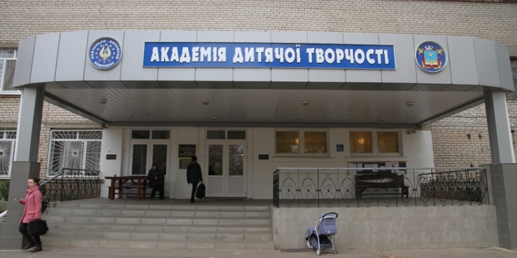 В Николаеве первую школу оборудовали лифтом для детей с особыми потребностями. На очереди – еще две