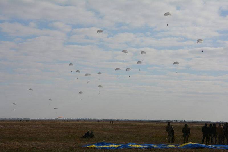 Николаевские десантники продолжают набирать мастерство в прыжках с парашютом 1