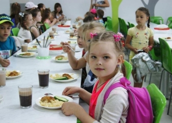 В школьную столовую – с банковской картой. В Николаеве уже 8 школ перешли на новую форму рассчетов