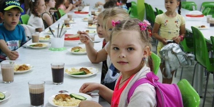 В школьную столовую – с банковской картой. В Николаеве уже 8 школ перешли на новую форму рассчетов
