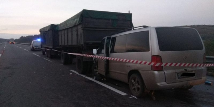 На трассе Киев-Николаев столкнулись микроавтобус и КАМАЗ: семеро пострадавших