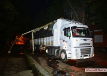 В Николаеве турецкая фура, сбившаяся с маршрута, снесла участок теплотрассы