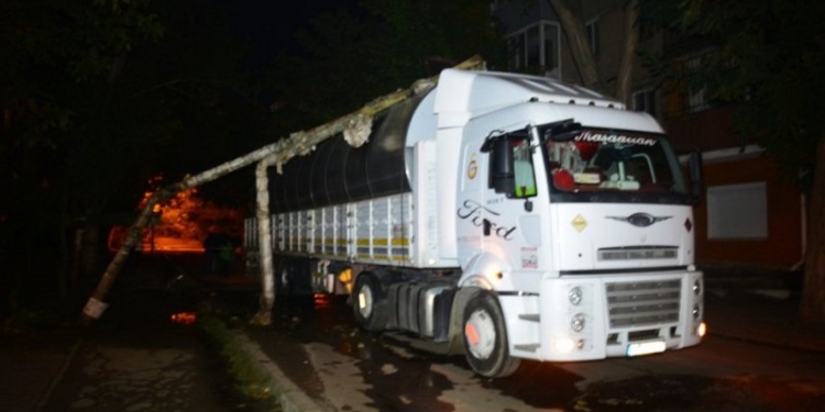 В Николаеве турецкая фура, сбившаяся с маршрута, снесла участок теплотрассы