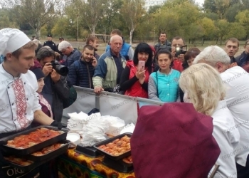 В Запорожье день города отметили рекордным количеством голубцов