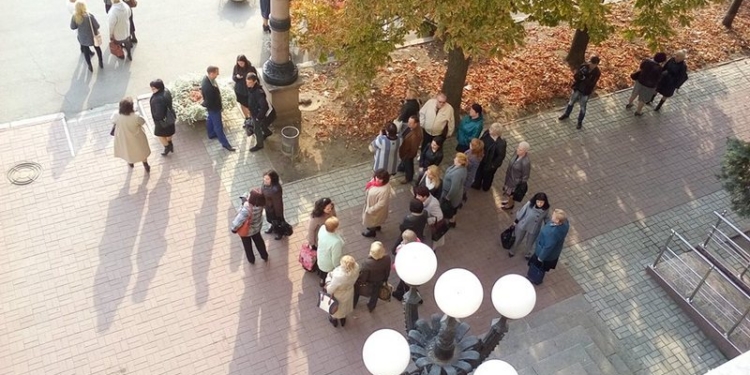 Работники сферы образования Николаева хотят не допустить увольнения Деркач