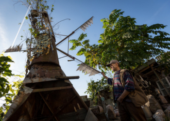 Житель Беларуси построил себе дом из мусора