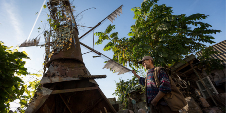 Житель Беларуси построил себе дом из мусора