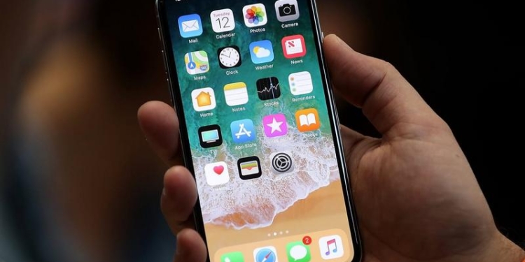 iPhone “для бедных” – новинка от Apple появится в 2018 году