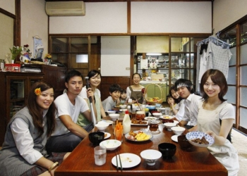 А как же палочки? Японцы придумали вилку, которая поможет чавкать без стеснения