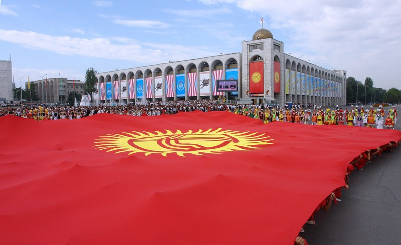 Президент Кыргызстана приказал праздновать День восстания против России 1