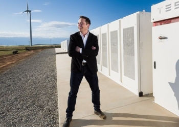 Маск выигрывает пари на то, что он построит для Австралии крупнейшее в мире энергохранилище за 100 дней