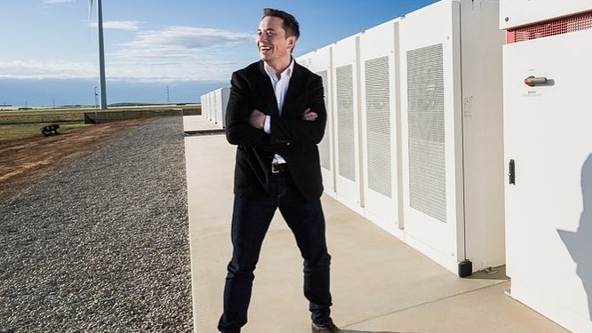 Маск выигрывает пари на то, что он построит для Австралии крупнейшее в мире энергохранилище за 100 дней