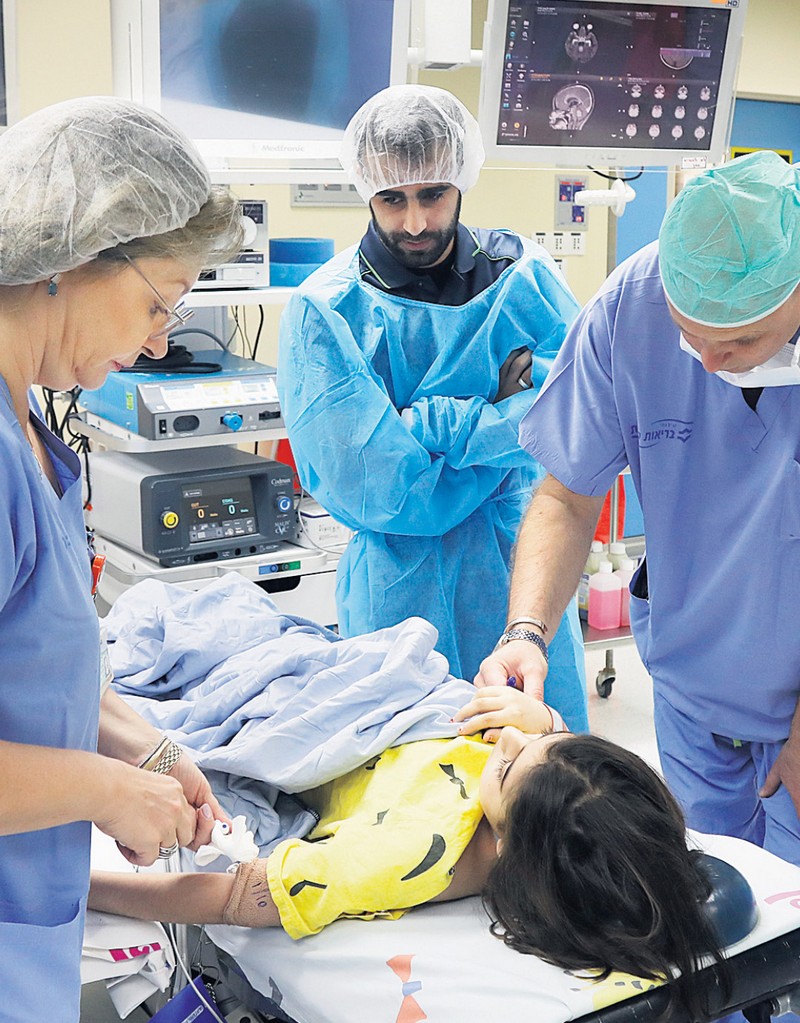 В Израиле врачи провели уникальную операцию с полным отделением головы 9-летней девочки 1