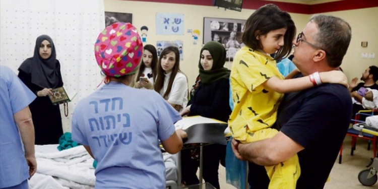 В Израиле врачи провели уникальную операцию с полным отделением головы  9-летней девочки