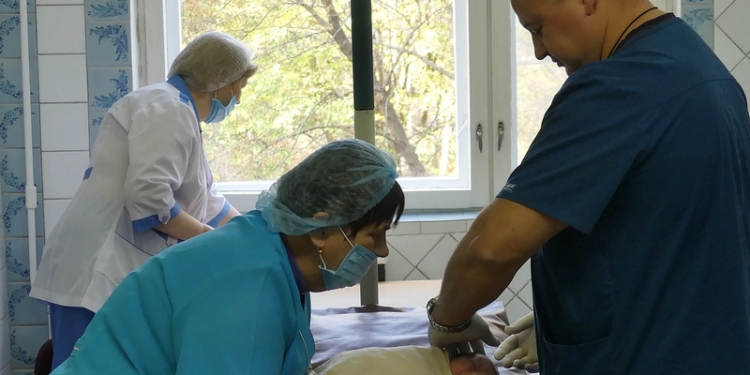 Нейрохирурги Николаевской областной детской больницы впервые выполнили сложнейшие операции на мозге ребенка, от которого отказались родители