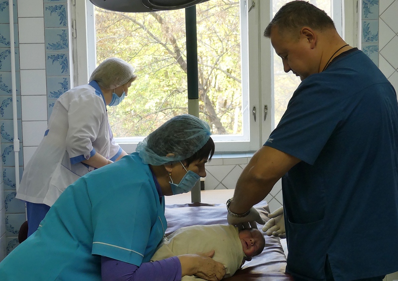 Нейрохирурги Николаевской областной детской больницы впервые выполнили сложнейшие операции на мозге ребенка, от которого отказались родители 7