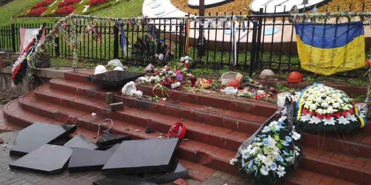 Луганчанин разбил памятник Небесной сотне на Майдане – чтобы остановить войну