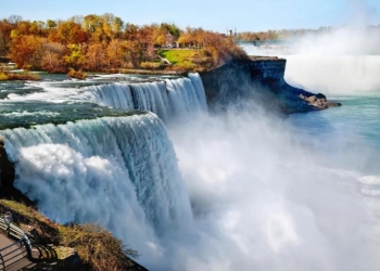 Селфи до добра не доводит: в Ниагарский водопад упал ребенок