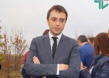 Дорога и “летучие мыши”. Министр Омелян проинспектировал ремонт дороги на Снигиревку, который сегодня должны были завершить