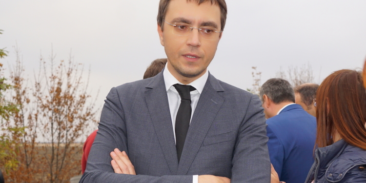 Дорога и “летучие мыши”. Министр Омелян проинспектировал ремонт дороги на Снигиревку, который сегодня должны были завершить