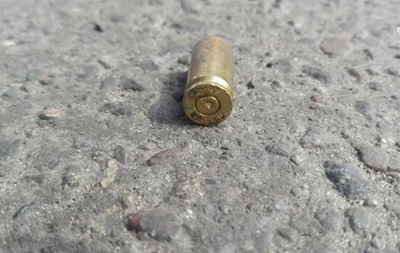 В Херсоне средь бела дня расстреляли внедорожник - двое раненых 1