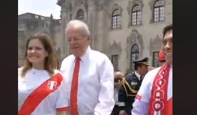 Президент и премьер Перу исполнили танец, чтобы вдохновить национальную сборную по футболу