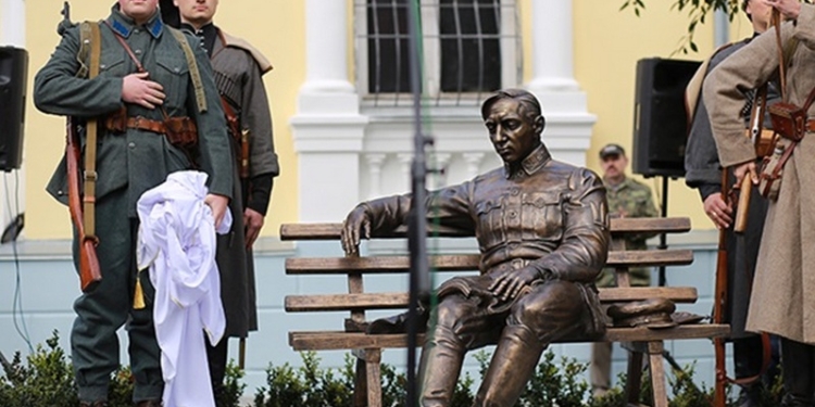 В Виннице открыт первый в Украине памятник Петлюре
