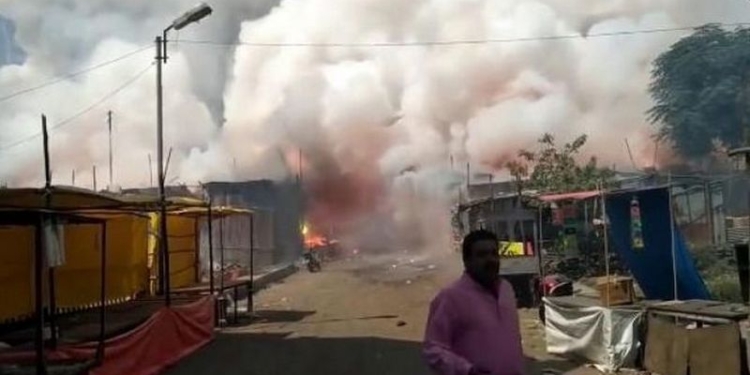 Опубликовано видео масштабного пожара на фабрике фейерверков в Индонезии, в котором погибло 30 человек