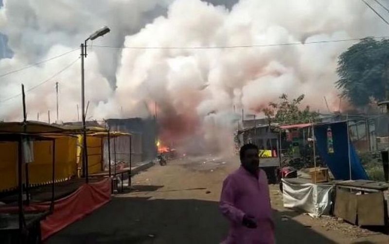 Опубликовано видео масштабного пожара на фабрике фейерверков в Индонезии, в котором погибло 30 человек 1