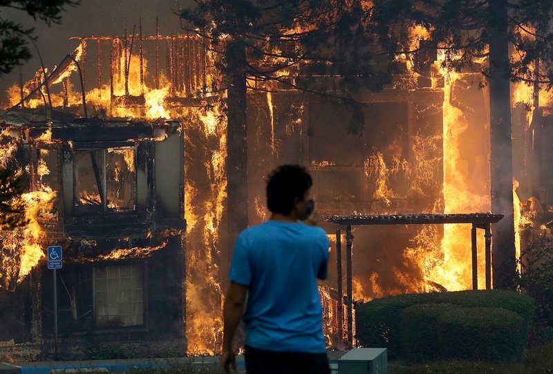 В Калифорнии вспыхнули пять лесных пожаров, есть жерты, начата эвакуация населения 1
