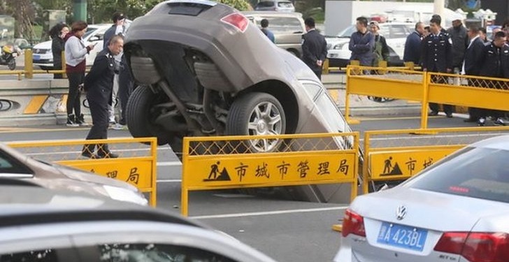 Rolls-Royce стоимостью 755 тысяч долларов “нырнул” под землю на многолюдной улице