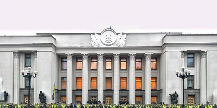Силовики взяли под охрану здания Рады, Кабмина и АП