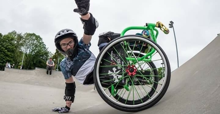 13-летняя британка сделала сальто в инвалидной коляске