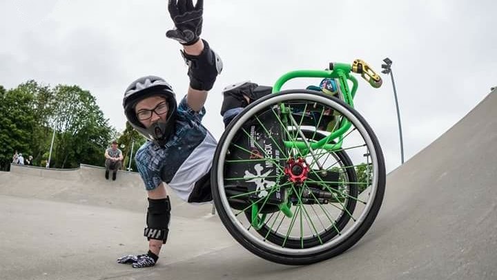 13-летняя британка сделала сальто в инвалидной коляске 1