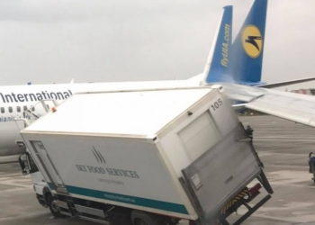 В Борисполе Boeing столкнулся с грузовиком