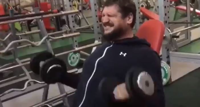 Алексей Савченко заявил, что отказался от сахара и обещаний, и опубликовал свою тренировку с немецким бодибилдером Вольфом